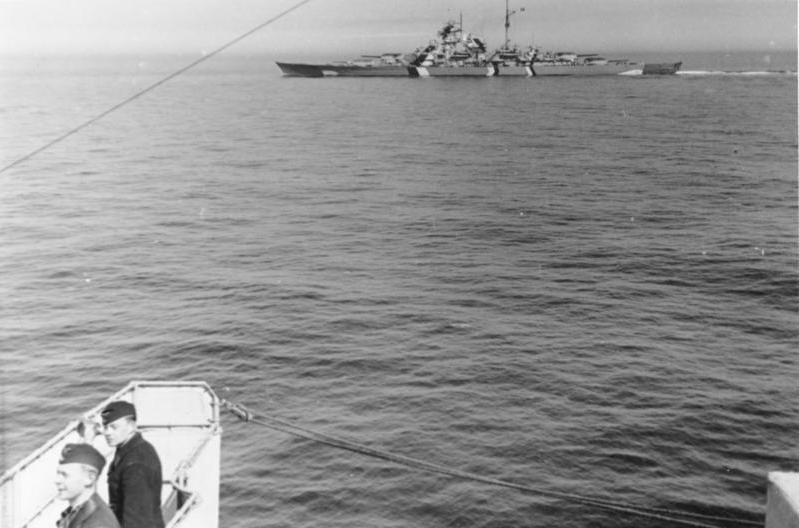 El DKM Bismarck captado desde el DKM Prinz Eugen en el mar Báltico al inicio de la Operación Rheinübung