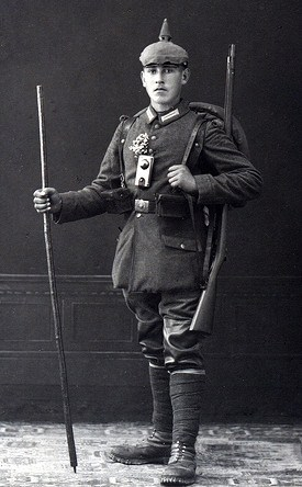 Imagen de un miembro de los Alpenkorps con su impedimenta