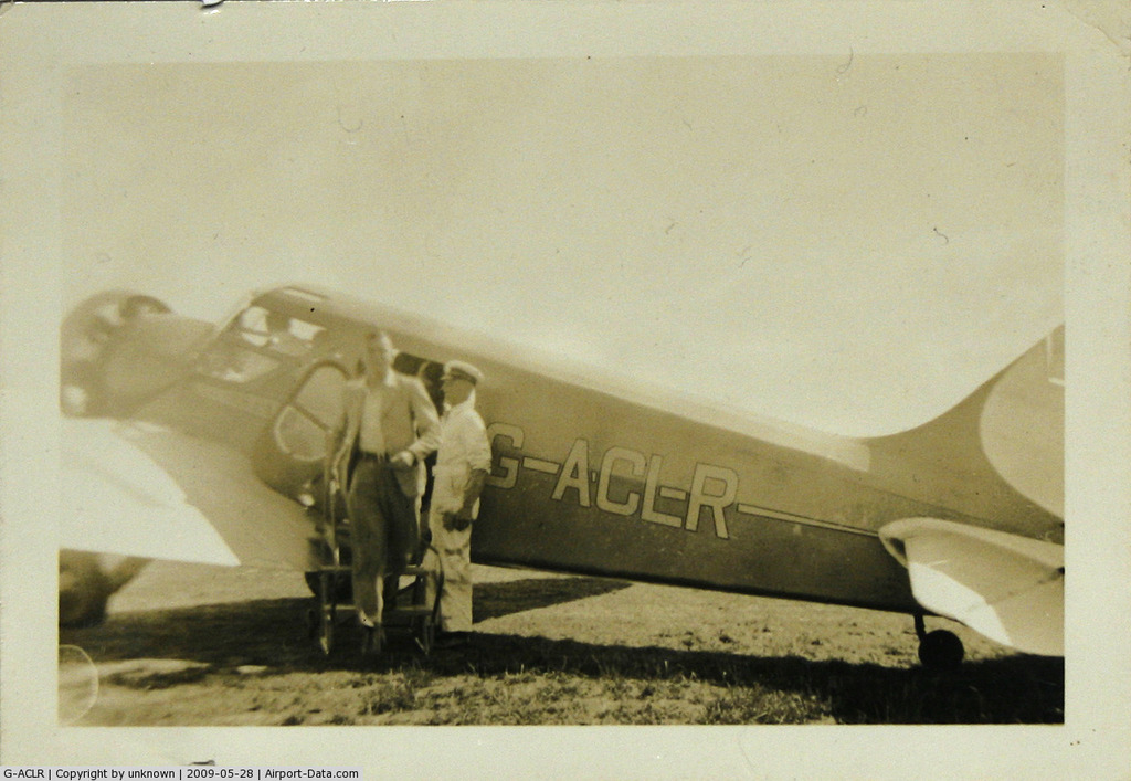 Un pasajero desciende un Airspeed AS.5 Courier
