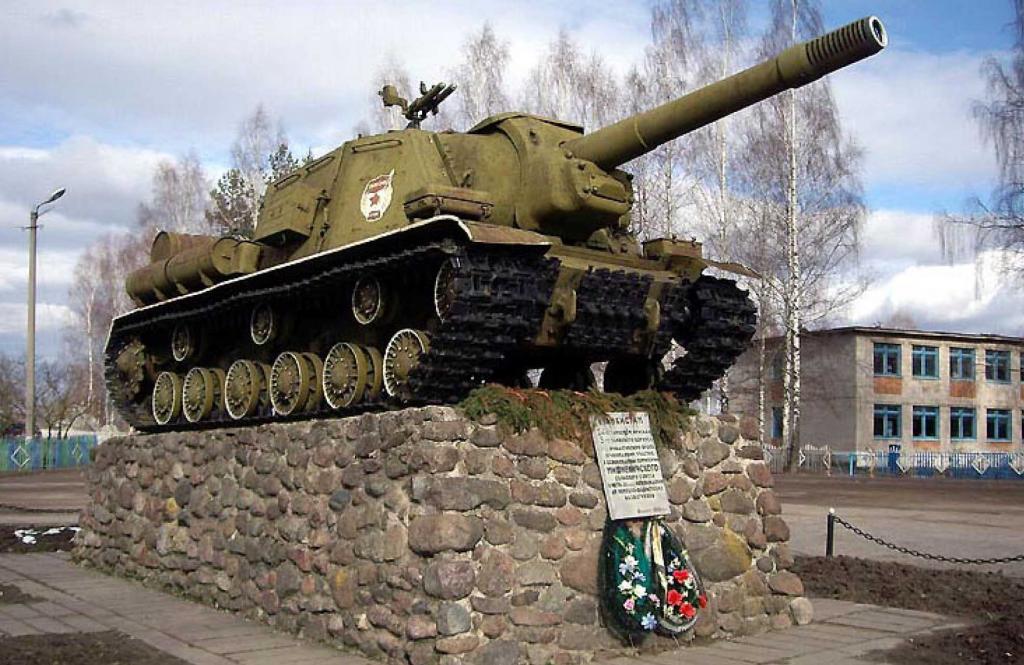 ISU-152 conservado en Mishnevichi, Vitebsk Voblast, Bielorrusia