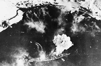 El Acorazado Alemán DKM Tirpitz bajo las bombas del ataque aéreo Britanico del 3 de Abril de 1944