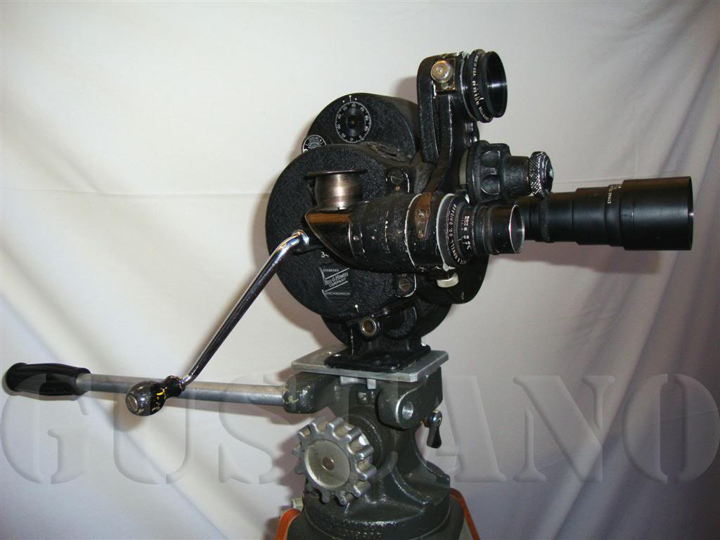 La Eyemo de 35 mm de la casa Bell Howell fue la cámara oficial de los camarógrafos de guerra estadounidenses durante la Segunda Guerra Mundial. Se calcula que con este modelo de cámara se filmó el 95 por ciento de las escenas de combate de dicha guerra. El modelo de la foto es el 71-Q, con una torreta de tres lentes.Colección del autor.
