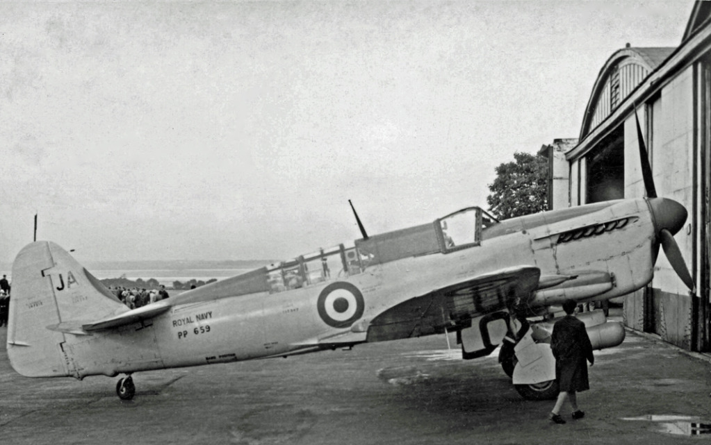 Un Avión de Entrenamiento y Observación Firefly T.3 del Escuadrón Nº 1841, en 1952
