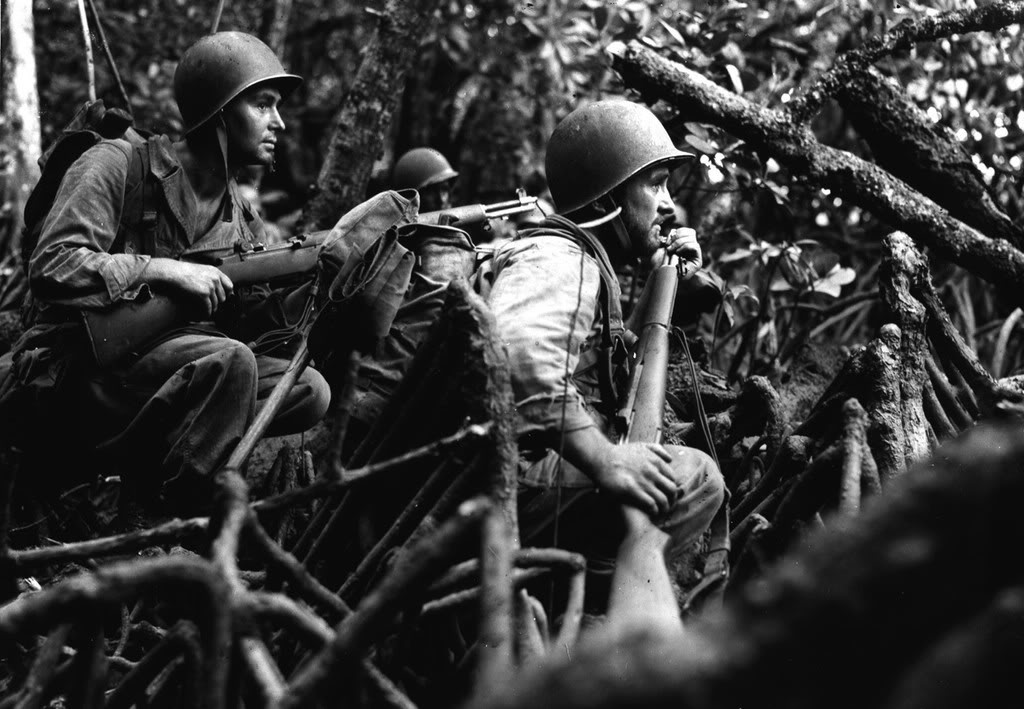 Soldados del ejército avanzan cautelosamente en medio de la jungla del sudoeste del Pacífico en septiembre de 1943