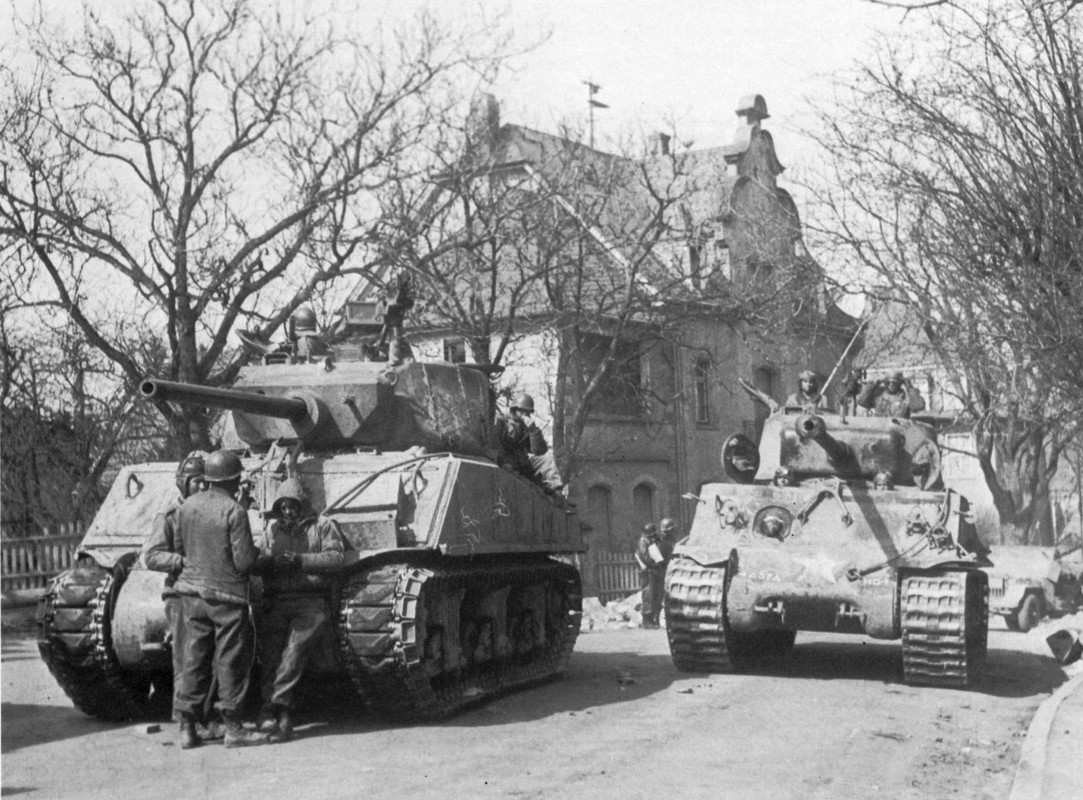 Un M4A3E2 Jumbo -a la izquierda- y un M4A3E8 del 37 Batallón de Carros de la 4 División Acorazada atraviesan Alzey, Alemania, el 20 de marzo de 1945