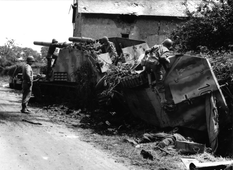 Soldados norteamericanos inspeccionan un Hummel y una Sd.Kfz 251 Ausf D, Vehículo de Mando pertenecientes a la 2ª División Panzer Das Reich