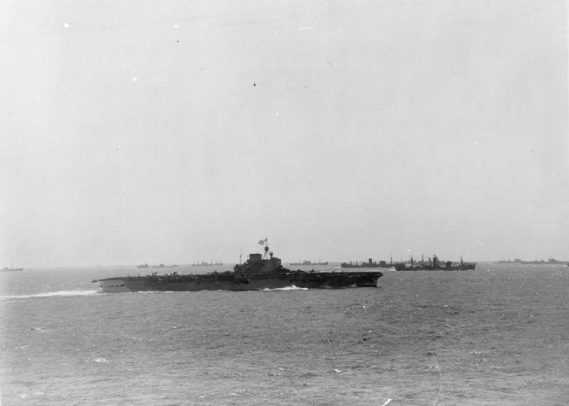 El HMS Victorious escoltando al convoy