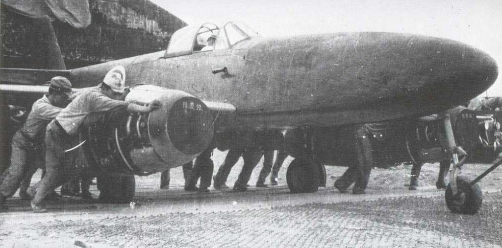 El Primer prototipo del Nakajima J9Y Kikka saliendo de la cadena de montaje