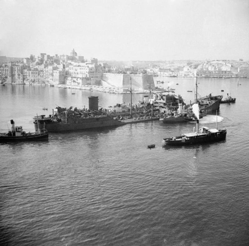 El Mercante SS Ohio muy dañado, entrando en Malta