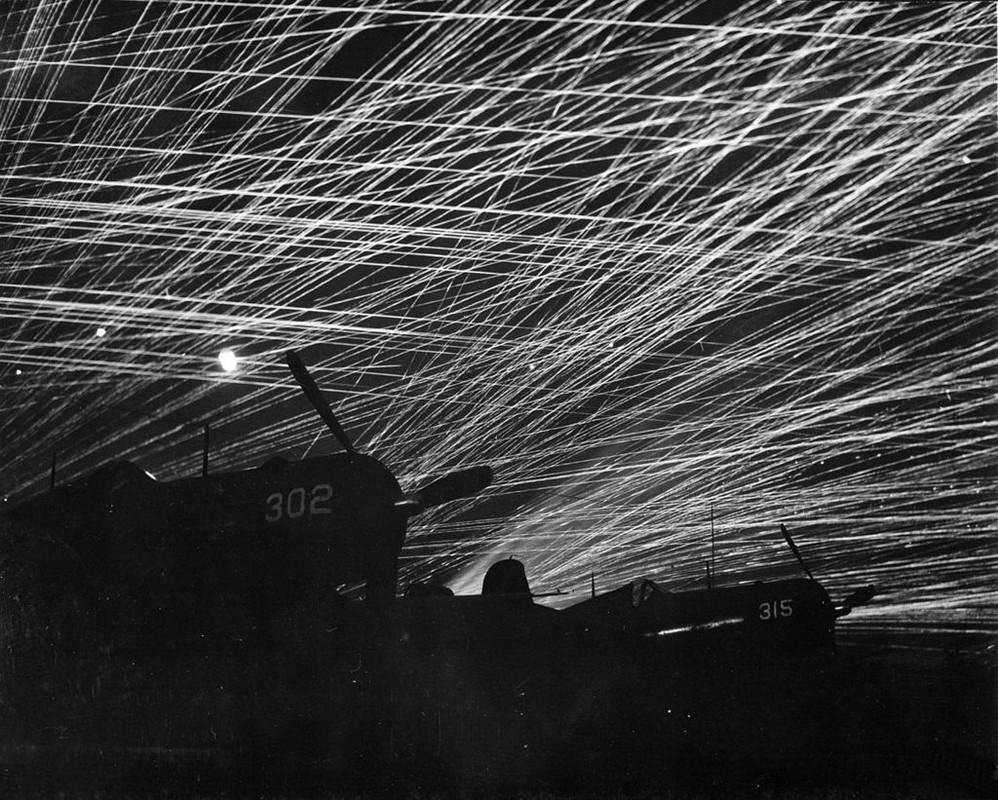 Fuego antiaÃ©reo por los defensores del aerÃ³dromo Yontan Marina, en Okinawa, en primer plano dos F4U Corsair