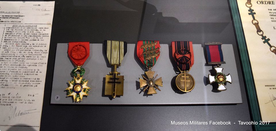 Izquierda a derecha - Oficial de la Legión de Honor - Cruz de la Libertad - Cruz de la Guerra 1939-1945 - Medalla de la Resistencia Francesa, Avec Rosette - Orden Distinguida de Servicio, de origen Británico