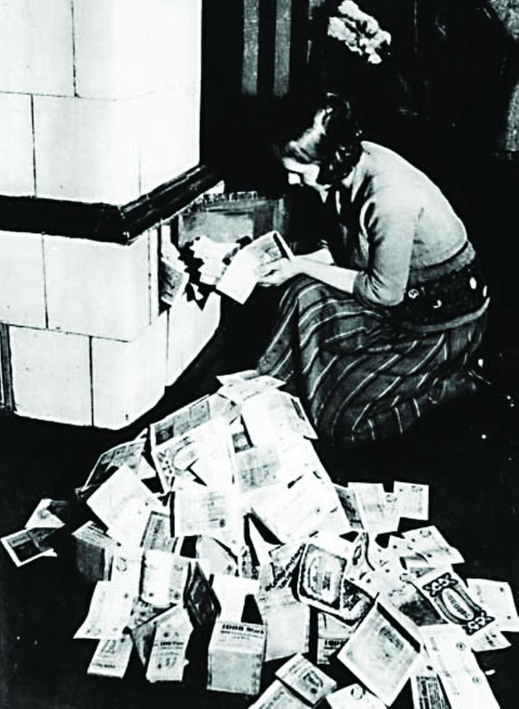 Una mujer utiliza billetes como combustible. 1923