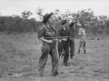 Personal femenino del Ejército Australiano  entrenando con el subfusil Owen, hacia 1942
