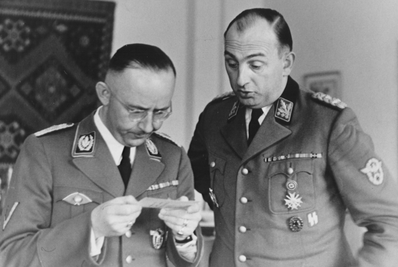 Heinrich Himmler mira una fotografía en su cumpleaños junto a Kurt Daluege el 7 de octubre de 1942