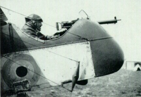 Imagen del frente del Airco D.H.2. NÃ³tese en primer tÃ©rmino, los mandos de los alerones