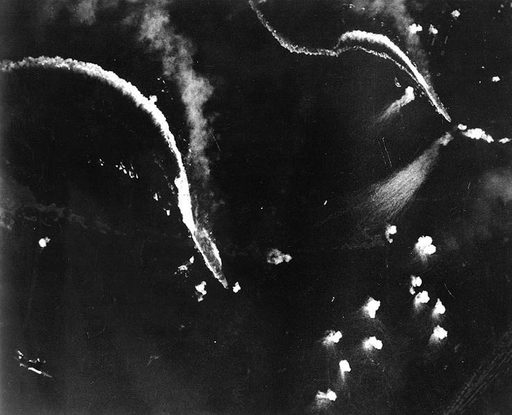 Los Portaaviones Japoneses IJN Zuikaku, izquierda, y el IJN Zuihō, atacados por bombarderos en picado al principio de la batalla de Cabo Engaño