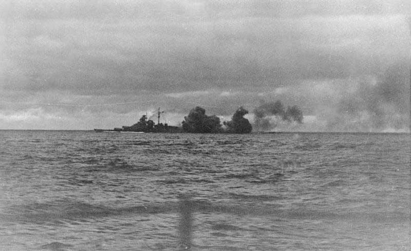El DKM Bismarck disparando su batería principal durante la Batalla del estrecho de Dinamarca
