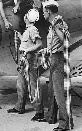 Cargando cintas de munición .30-06 en un SBD Dauntless. Norfolk, Virginia 1942