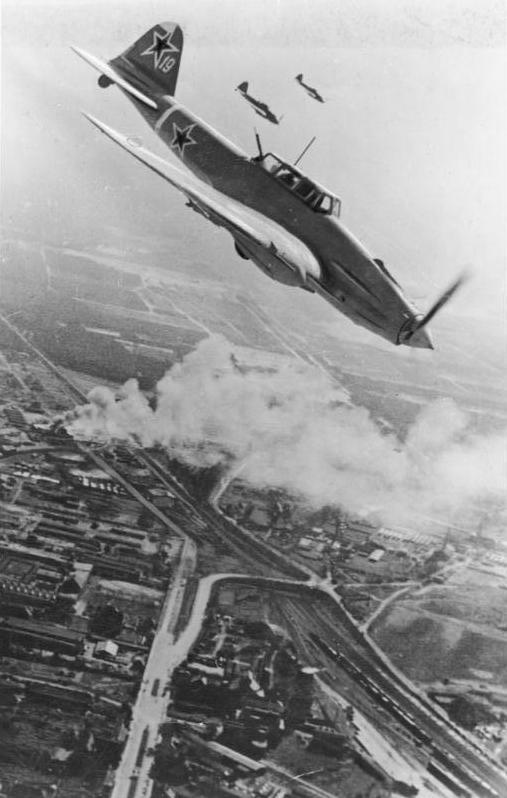 Un Ilyushin Il-2 Stormovik bombardeando Berlín