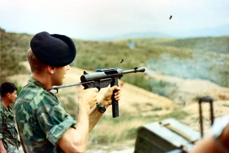 Soldado en la guerra de Vietnam usando una M3