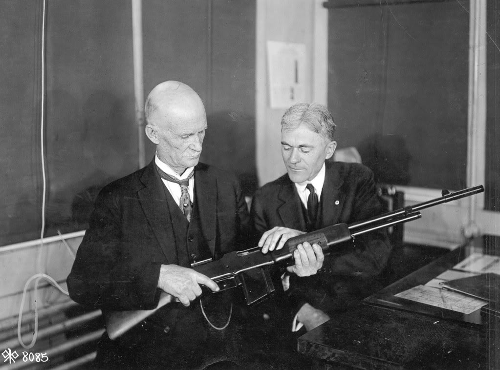 John M. Browning, inventor del fusil, y Mr. Burton, el experto en fusiles de la Winchester, discutiendo sobre las características del BAR en la fábrica de la Winchester