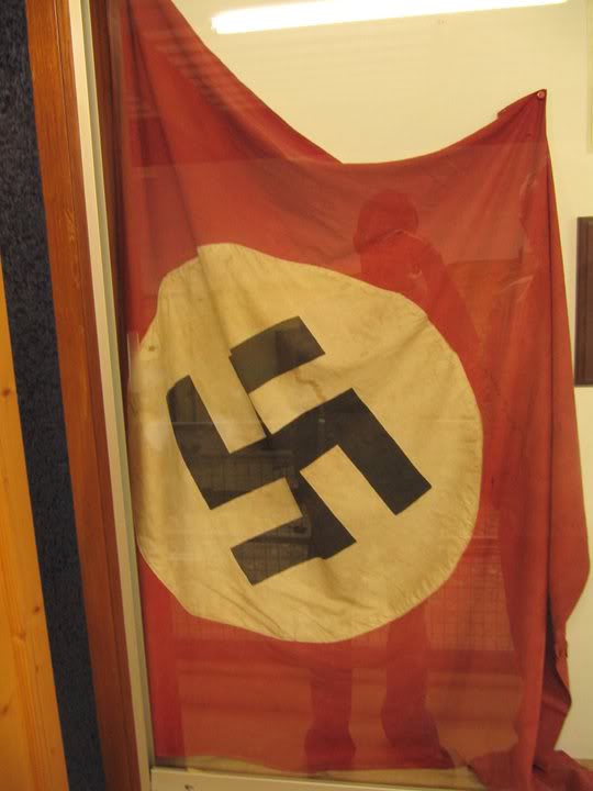 Bandera alemana original encontrada tras el Desembarco