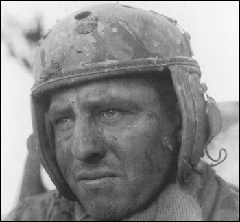 En esta foto se observa el cansancio prolongado por horas de combate en la cara del sargento John H. Parks, de la 4ª División Acorazada. El protagonista, de tan solo 25 años, desapareció en combate en Luxemburgo el 23 de diciembre de 1944, unos días después de ser tomada la foto