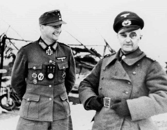 El general Gerhard Engel, izquierda, jefe del 12ª División Volksgrenadier del Ier Cuerpo Panzer, posa junto al Comandante del Grupo de Ejército B, Walter Model