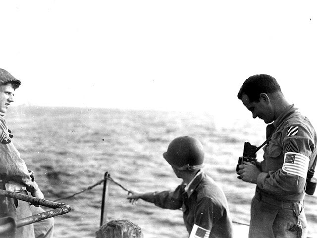 Miembros de la 3ª División de infantería se entretienen sacando fotos en el barco que les lleva a Fedala, en el Marruecos francés