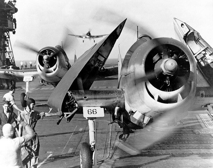 Grumman F6F-3 Hellcats en la cubierta de vuelo del portaaviones USS Enterprise CV-6 con sus alas plegadas, el 17 de febrero de 1944