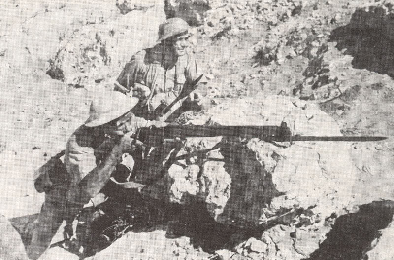 Soldados polacos en Tobruk, 1941, portando fusiles Lee Enfield Nr 1 Mk III con la bayoneta calada