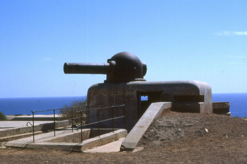 Batería norte de la isla de Gorée, con su cañón de 240 mm que enfrentó a la flota aliada