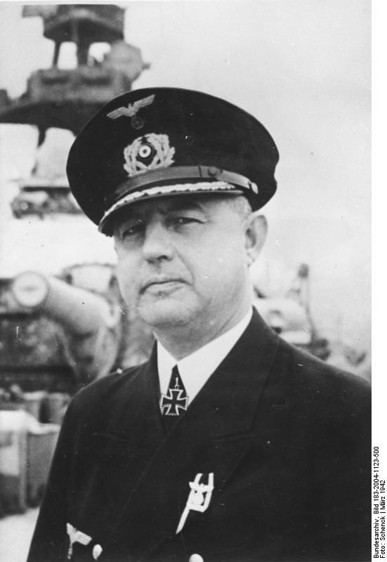 Vicealmirante Kurt-Caesar Hoffmann, comandante del DKM Scharnhorst