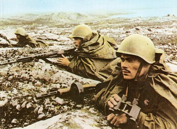 Soldados soviéticos en las inmediaciones de Murmansk. El hombre en primer plano esta armado con un subfusil PPD-40, y el de detraes lleva un fusil semiautomático SVT-40