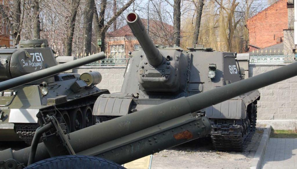 ISU-152M conservado en el Gomel Museum of Military Glory, Gomel, Homiel Voblast, Bielorrusia