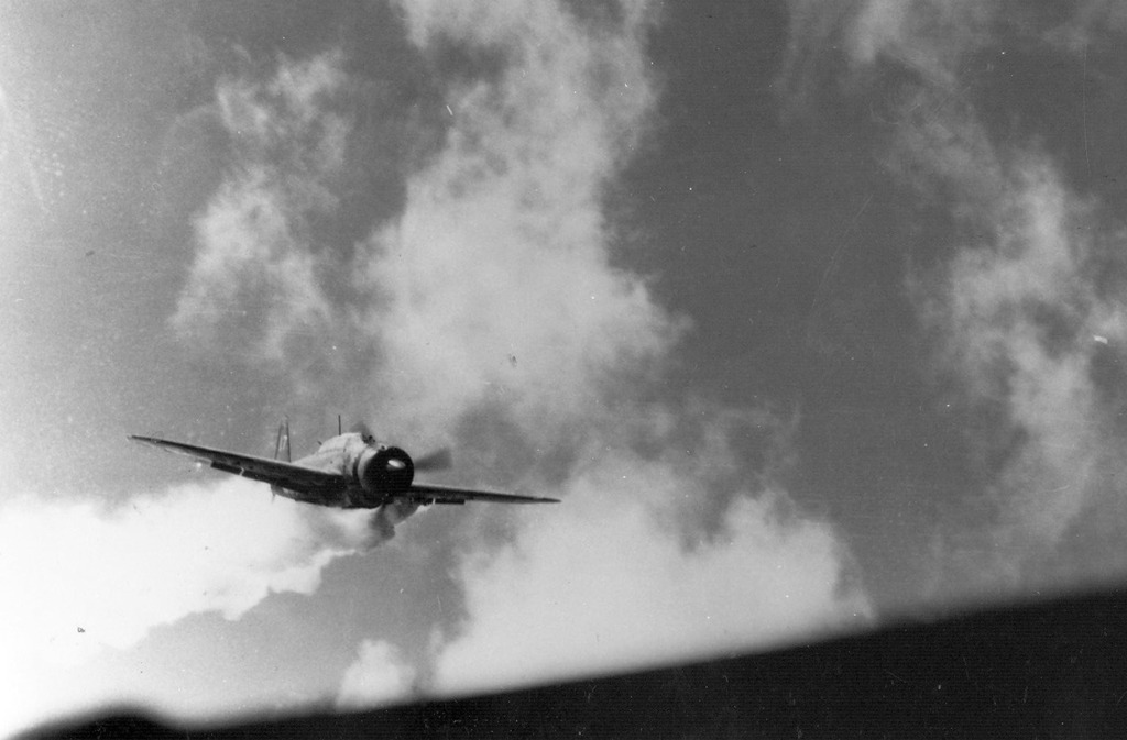 Una vista más cercana de los aviones kamikazes japoneses, alcanzado por la artillería antiaéreos y desviándose ligeramente hacia la izquierda momentos antes de estrellarse contra el USS Essex el 25 de noviembre de 1944