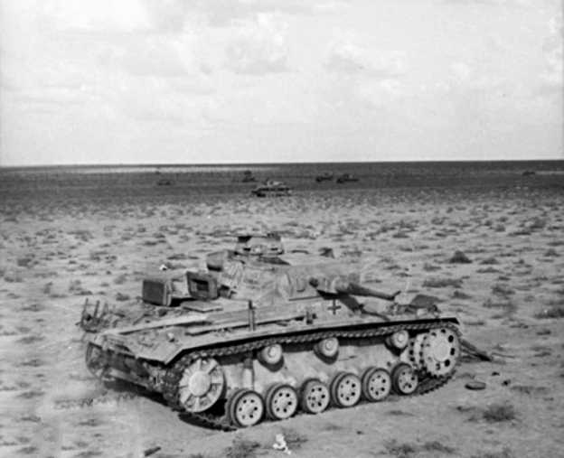 Un Panzer III destruido en el Valle de la Muerte en Belhamed, Libia, durante la Operación Crusader