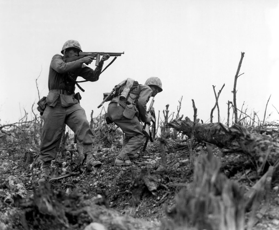 Un Marine de la 1a División de Marines disparando su Thompson en Okinawa, en 1945