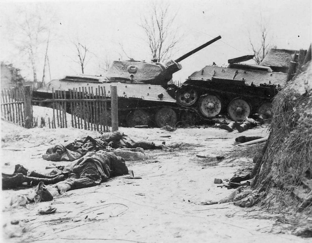 Tanques T-34 destruidos en las cercanías de Moscú, a sus pies infantes soviéticos caídos