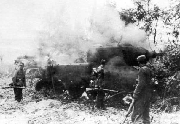 Infantería alemana observa un T-34 destruido