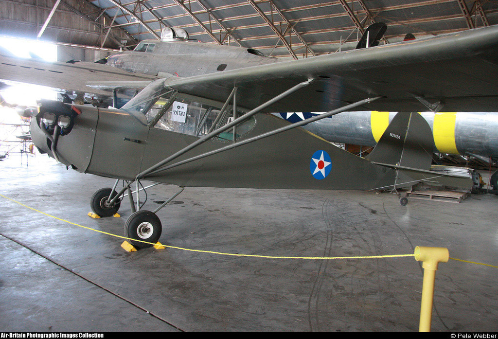 Aeronca O-58B Defender L-3B se exhibe en el Vintage Flying Museum at Meacham International Airport en Fort Worth, Texas