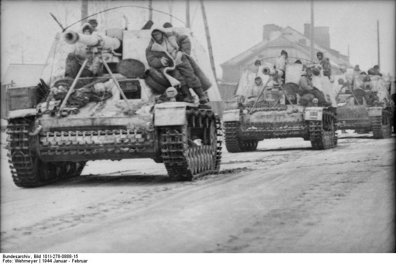 Una columna de cazacarros Nashorn avanza por una helada carretera del frente ruso. Ene-feb 1944