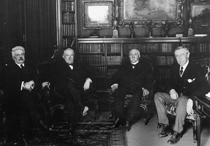 Sentados juntos en París, 1919, los Cuatro Grandes líderes de los Aliados intentan organizar el Tratado de Versalles. De izquierda a derecha, Vittorio Orlando de Italia, David Lloyd George de Gran Bretaña, Georges Clemenceau de Francia y el Presidente Woodrow Wilson de los Estados Unidos