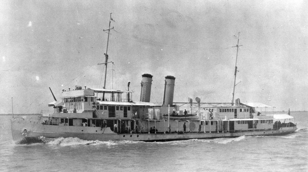 El Cañonero Fluvial USS Panay en el río Yang-tse, que fue hundido por varios Aichi D1A2 pertenecientes al Portaaviones IJN Kaga, el 12 de diciembre de 1937