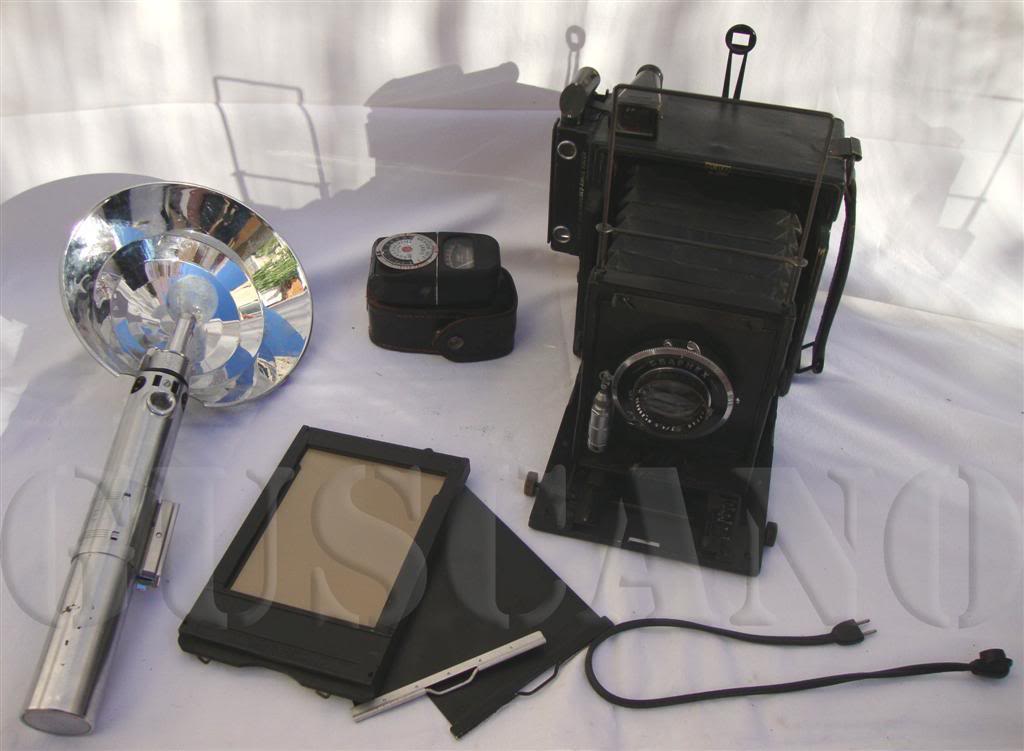 La cámara oficial de los fotógrafos de guerra era la Anniversary SPEED GRAPHIC de 4x5, fabricada por Graflex. Colección del autor