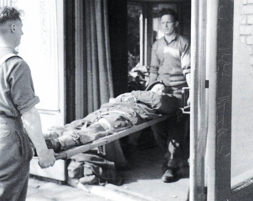 Herido británico es trasladado al hospital improvisado cerca de la Bolsa de Oosterbeek