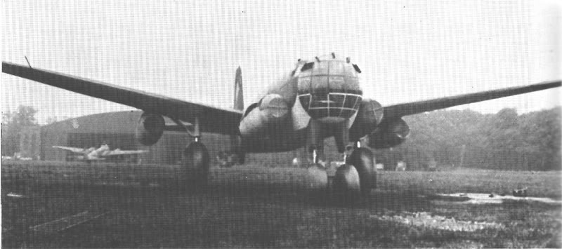 El primer prototipo del Ju 287 a la espera de alguna prueba. Se puede ver que las turbinas del fuselaje aún tienen los protectores puestos