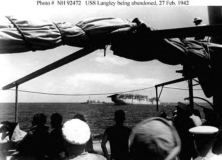 En esta foto se puede ver al USS Langley hundiéndose y al USS Edsall a su costado tras rematarlo con torpedos
