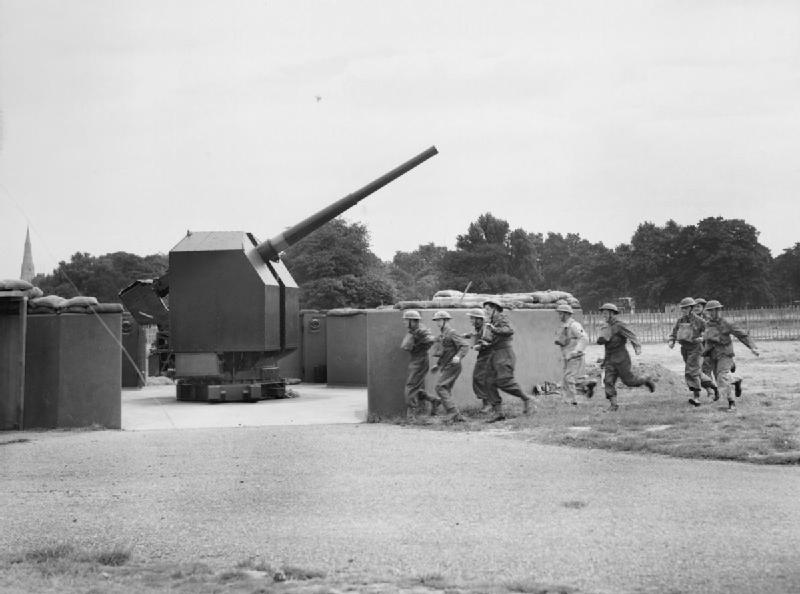 Un QF 4.5 Mk II realizando practicas de tiro en el Parque Clapham Common, en Londres, el 20 de Agosto de 1940