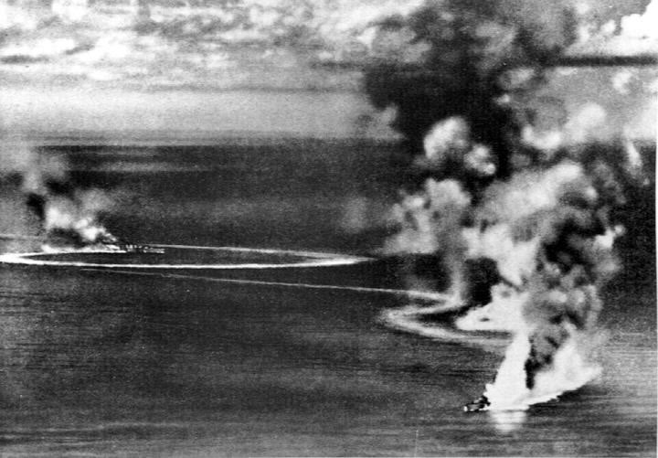 Los cruceros HMS Dorsetshire y HMS Cornwall siendo atacados por la aviación japonesa al Suroeste de Ceilán, momento antes de ser hundidos
